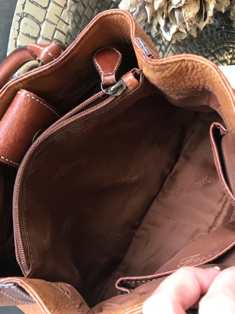 BOHO-CHIC FOSSIL RETRO SMALL LEATHER TOTE WITH ICONIC BRASS KEY CHARM - Picture 9 of 16